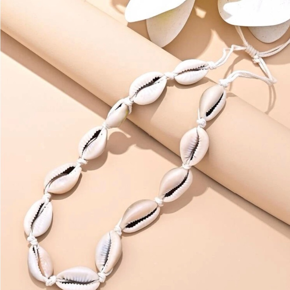 Shell decor necklace